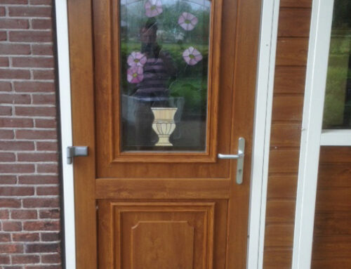 Vervangen pui bij gebouw, afgetimmerd met lichtbruin betonplex